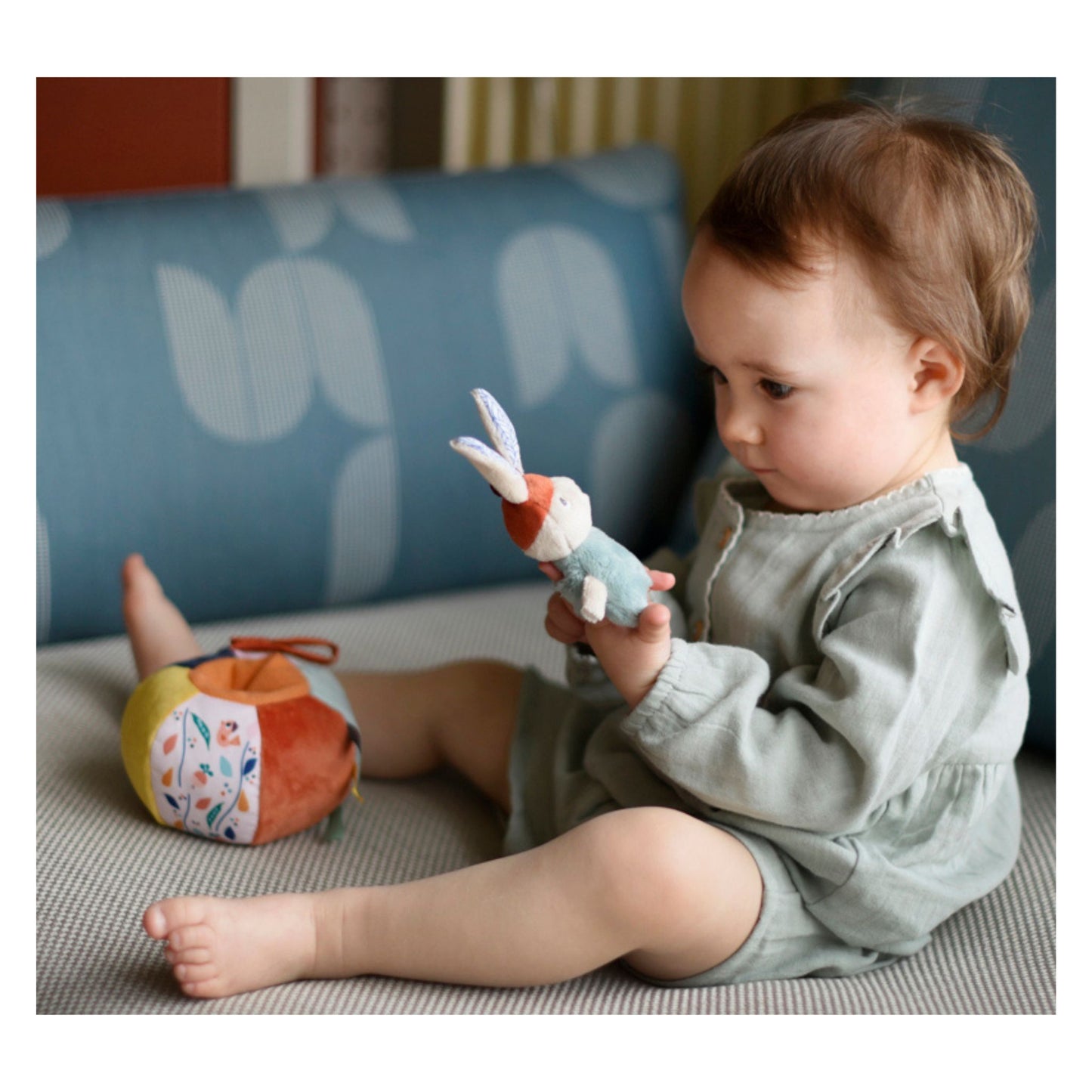 Balle d'activités Gabin lapin - Mini bouchon